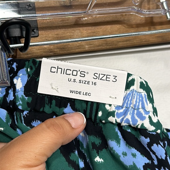 Chicos Ikat Wide Leg Soft Crops - Picture 12 of 13